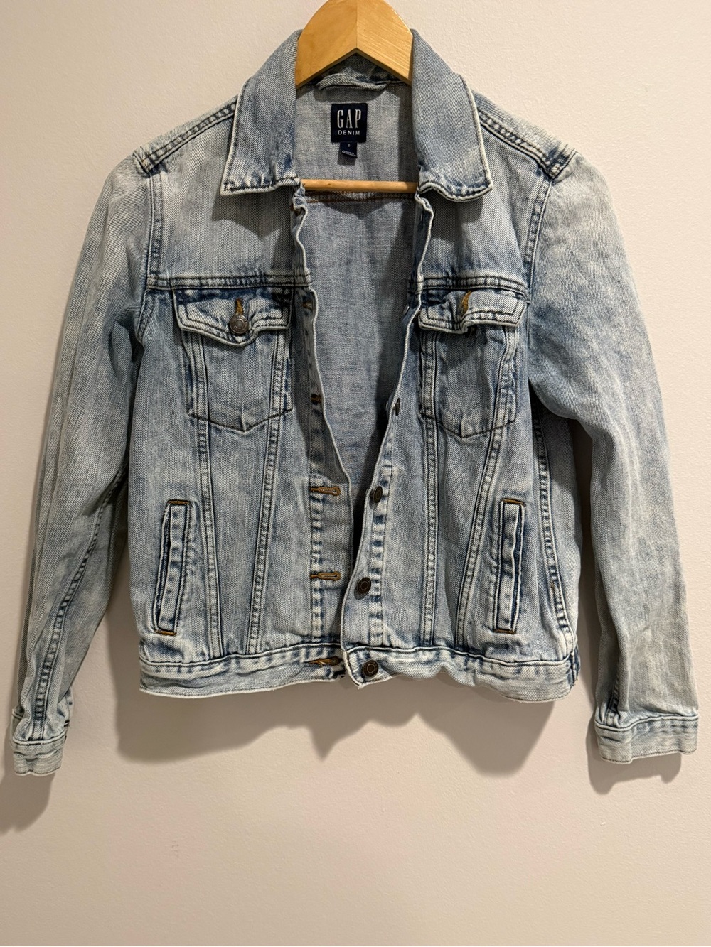 GAP Denim Icon Jacket Light Wash Jean Jacket Size Small Classic Trucker - Picture 2 of 11